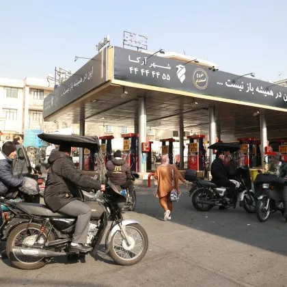 В Техеран вече зареждат само до 20 литра бензин след ударите по петролните депа