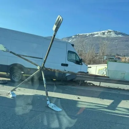 Бус се вряза в мантинела на Околовръстното на София, падна стълб СНИМКИ