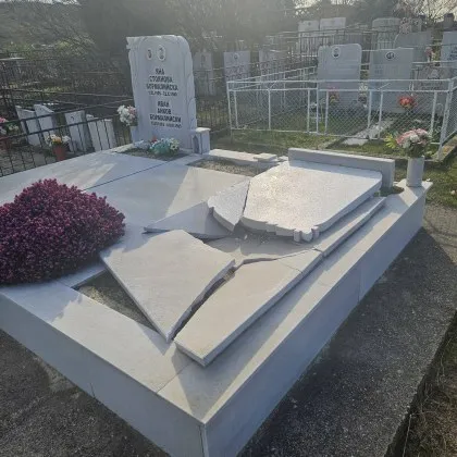 Гавра на гробища в Пловдивско! Вандализираха паметник СНИМКИ