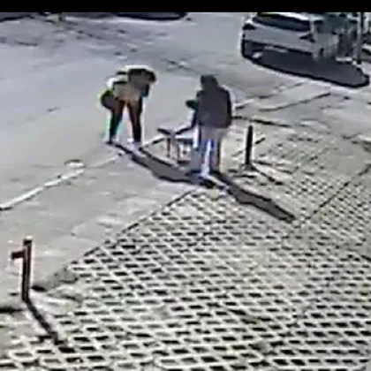 Камери заснеха как две жени намират портмоне в София, собственичката ги търси