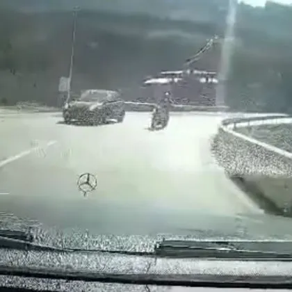 Моторист изпревари в завой, изскочи пред кола ВИДЕО