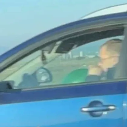 Опасно шофиране в София: Мъж е заснет да кара, докато вдишва райски газ? ВИДЕО