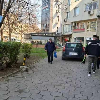 Шофьор подкара между пешеходците край болница ВИДЕО