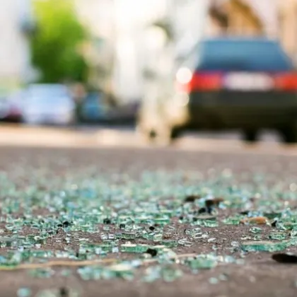 Шофьор се вряза в автокъща в Старозагорско и избяга