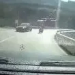 Моторист изпревари в завой, изскочи пред кола ВИДЕО