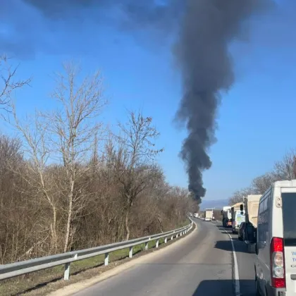 Автобус гори на пътя Стара Загора - Казанлък СНИМКА