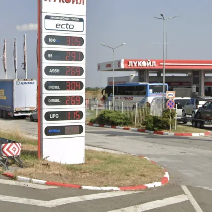 Кола се заби в табло на бензиностанция на АМ "Тракия", пострада пътуващ