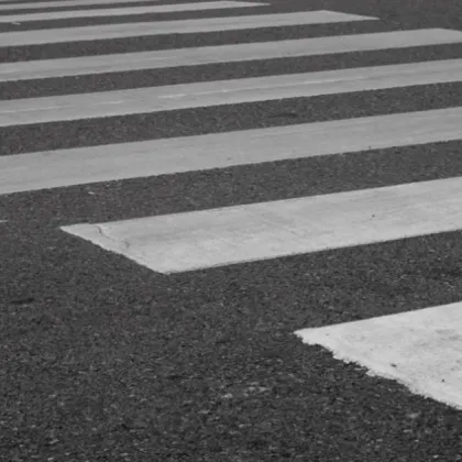 Товарен автомобил блъсна две деца на пешеходна пътека в Лом