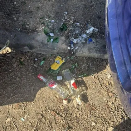 &bdquo;Героят на боклука" пак удари: неизвестен артист трупа стъкло по улиците на Владая ВИДЕО