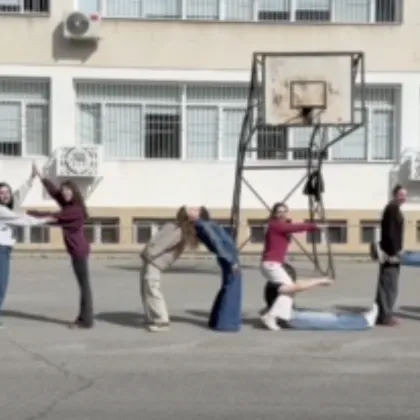 Класът на Малена Замфирова с ВИДЕО поздрав към пострадалата ни сноубордистка