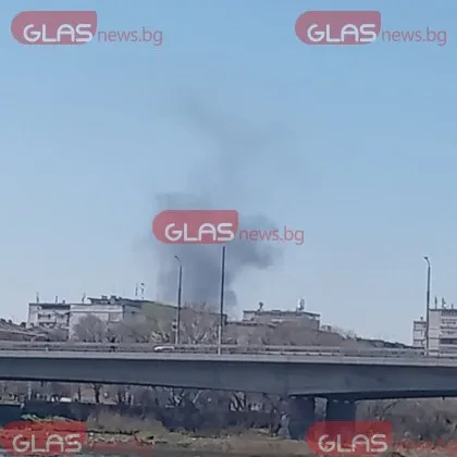 Пожарът в Пловдив: Горят отпадъци на около километър от голям жилищен комплекс