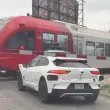 Автономна кола спря на сантиметри от преминаващ влак ВИДЕО
