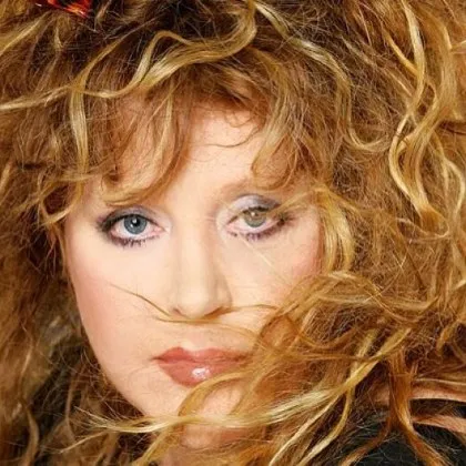 76-годишната Алла Пугачева се появи публично с бастун СНИМКА