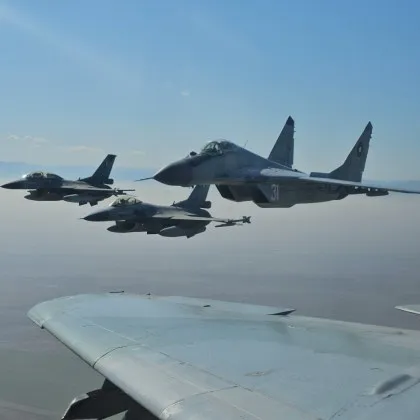 Български изтребители МиГ-29 и гръцки F-16 проведоха съвместни тренировъчни полети СНИМКИ