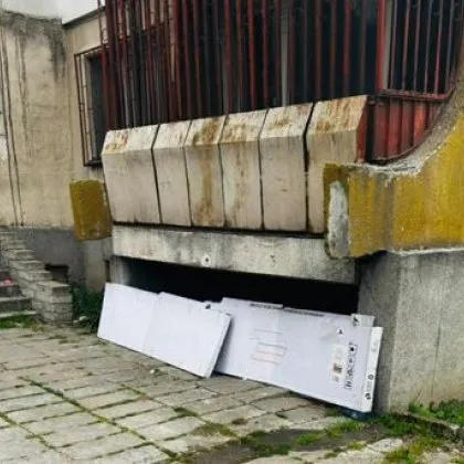 Фрапиращ сигнал: Твърдят, че майка и малкото ѝ дете живеят под терасата на блок СНИМКИ