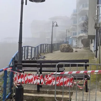 Опасната зона в Ахтопол: Ограничиха крайбрежната алея СНИМКИ