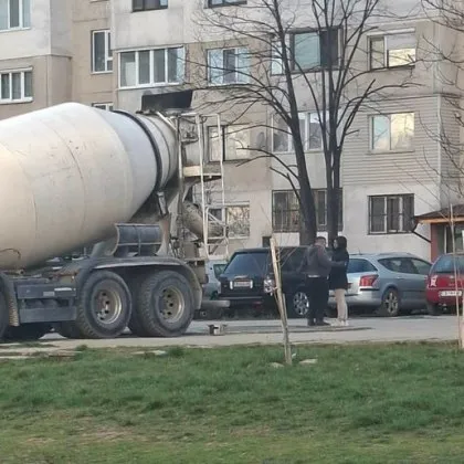 &bdquo;Това майтап ли е?" Твърдят, че са бетонирали пясъчник в столицата СНИМКИ