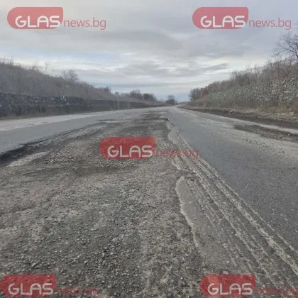 Жена повежда протест срещу разбития път Шумен - Карнобат след неспазено обещание СНИМКИ и ВИДЕО