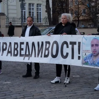 Майката на убития Митко от Цалапица – Атанаска Бакалова излезе