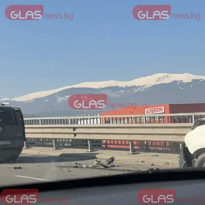 Сблъскаха се две коли на Околовръстното, щетите са сериозни СНИМКИ