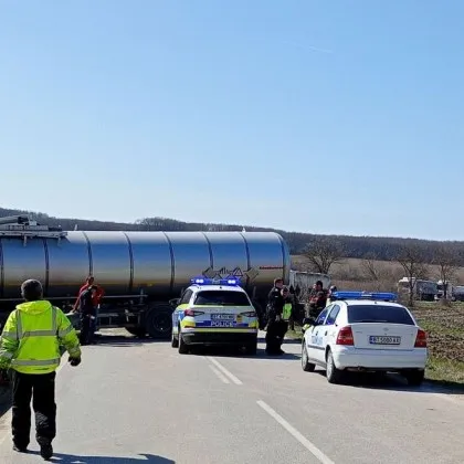 Цистерна се завъртя, блокира път в Търновско СНИМКА