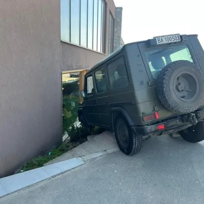 Военен джип катастрофира в ресторант "Бяла река" между Карлово и Калофер СНИМКИ