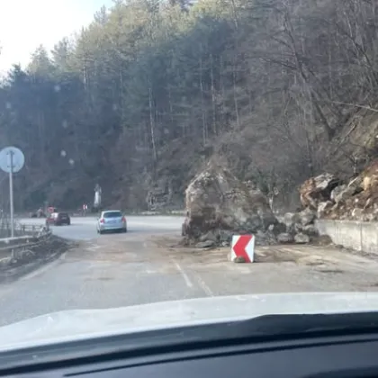 Скална маса затруднява движението по пътя Хвойна &ndash; Чепеларе