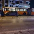 Градски автобус помете коли, стълб и се заби в ограда, на шофьора му прилошало СНИМКИ