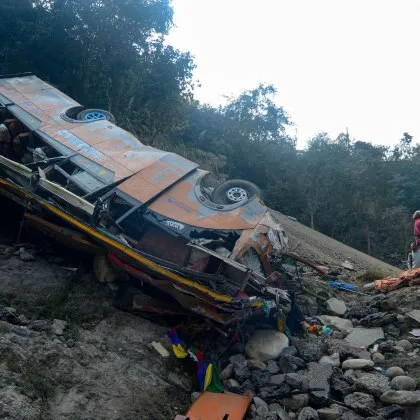 7 загинали, след като автобус падна от планински път в Непал