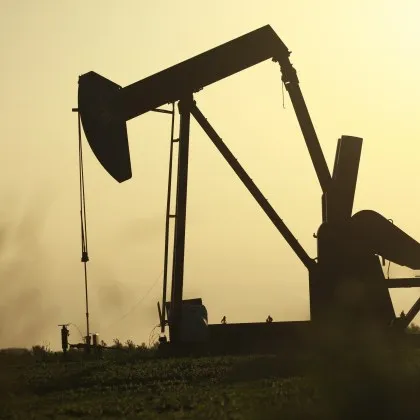 Ако петролът заседне около 100 долара на барел, горивата у нас отиват нагоре с 20% и 25%