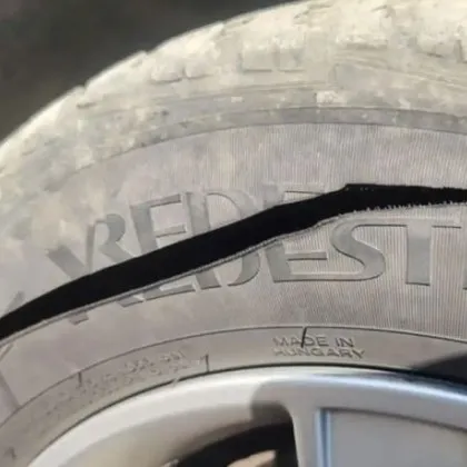 Нарязаха гумите на над 40 коли в село в Карловско