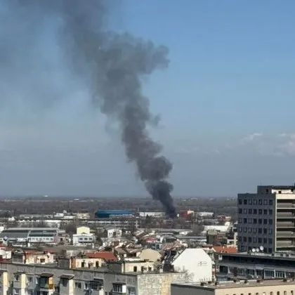 Пожар! Черен дим се издига над част от Пловдив СНИМКА