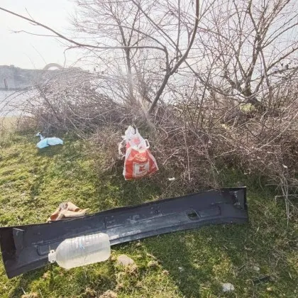 Разкриха гротескната идилия между вечността и боклука на емблематично място СНИМКИ