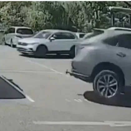 Шофьорка отнесе пет коли на паркинг, бебе излетя от столчето си ВИДЕО