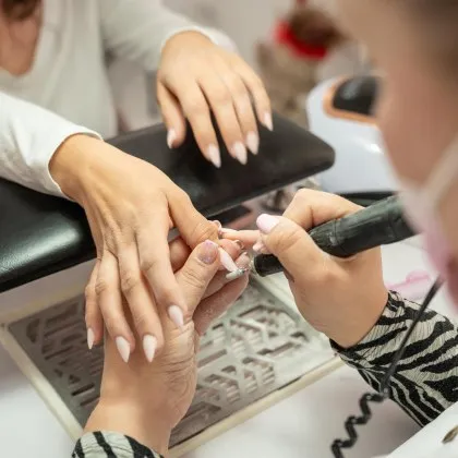 Маникюристки във Велико Търново предупреждават за клиентка с &bdquo;безплатен маникюр"