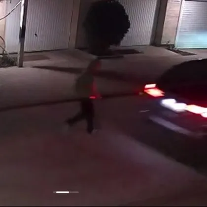 Мъж с нож нападна автомобил в столичен квартал ВИДЕО