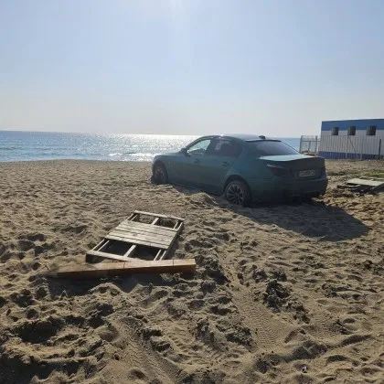 Пази си място за лятото? БМВ паркира директно на плаж във Варна СНИМКИ