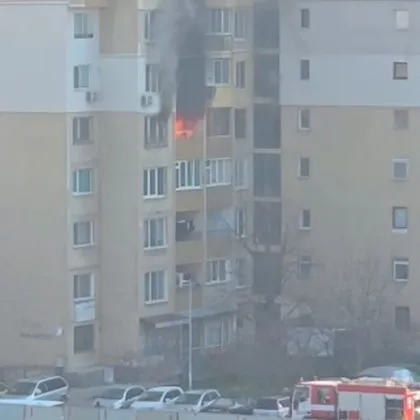 Пламъци погълнаха апартамент в София &ndash; гъст дим се изви над сградата ВИДЕО