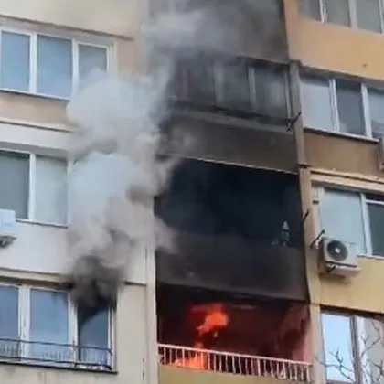 Пожарът в София: Съсед изведе трудноподвижна жена от горящия апартамент ВИДЕО