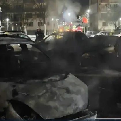 Пожар в Казанлък Изгорели са три коли Сигналът за пожара