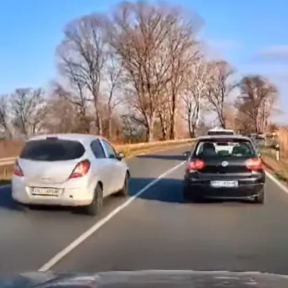 Опасна маневра на път край Пловдив: Шофьор изпреварва в забранен участък ВИДЕО