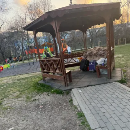 Бездомен мъж обитава детска площадка в столичния квартал Изток и