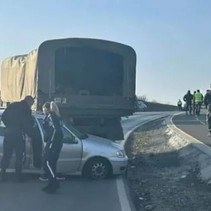 Сблъскаха се камион с военни и лека кола СНИМКА