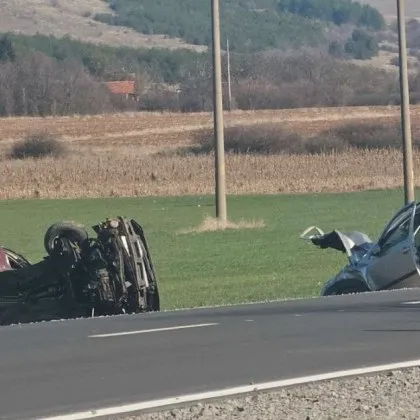 Тежката катастрофа в Пернишко взе трета жертва: в болница почина раненият мъж