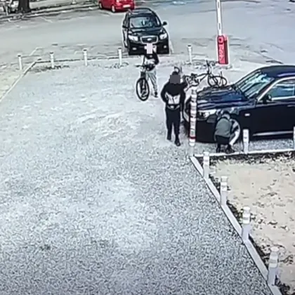 Тийнейджъри крадат капачки от гуми в Сливен, камера ги засне