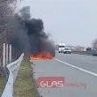 Кола избухна в пламъци на АМ "Тракия" ВИДЕО