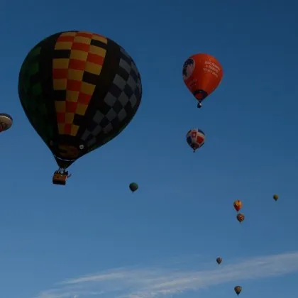 Балон с горещ въздух, превозващ двойка, се разби на футболно игрище