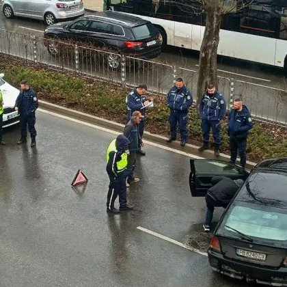 БМВ се завъртя на улица в Пловдив, пристигнаха много полицаи СНИМКИ
