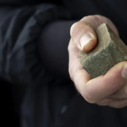 Деца хвърлиха камъни по движещ се автобус в Стара Загора