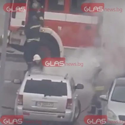 Джип пламна на паркинга на хипермаркет СНИМКИ